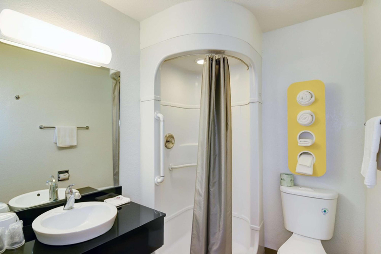 Bathroom 4, Vagabond Inn Sylmar, Los Angeles