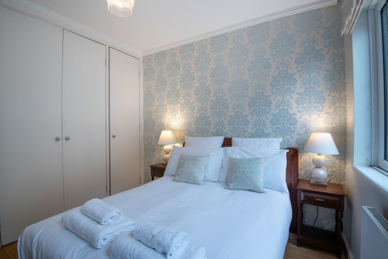 Bedroom 5, Delightful Kensington Home close to Hyde Park, London