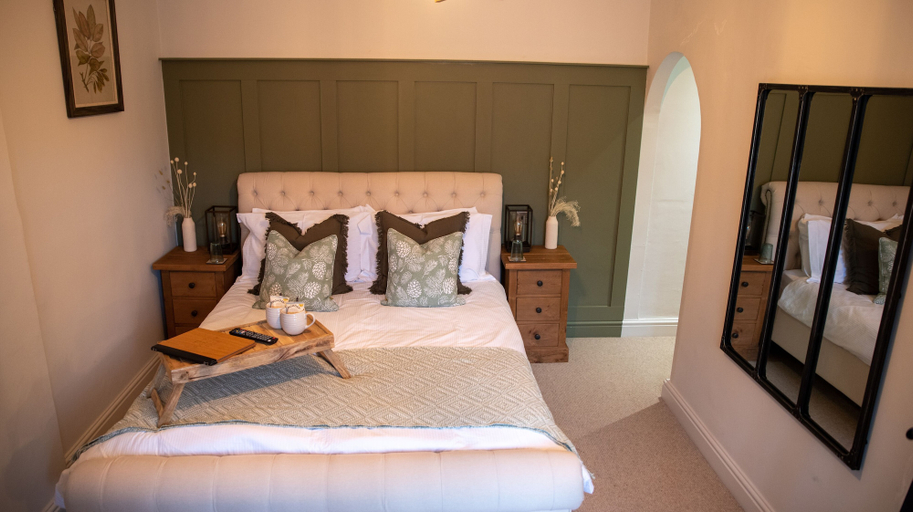 Bedroom 2, The Family Tree, Derbyshire