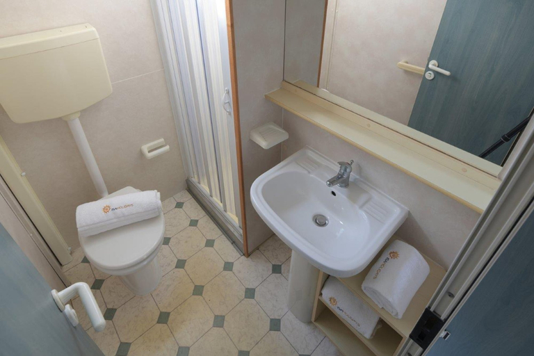 Bathroom 4, Isamar Holiday Village, Venezia