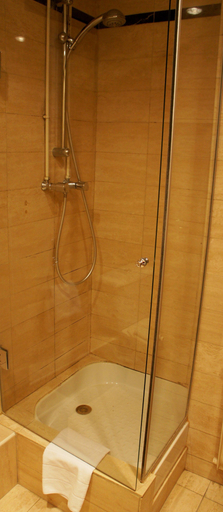 Bathroom 5, Le Grand Monarque, Seine-et-Marne