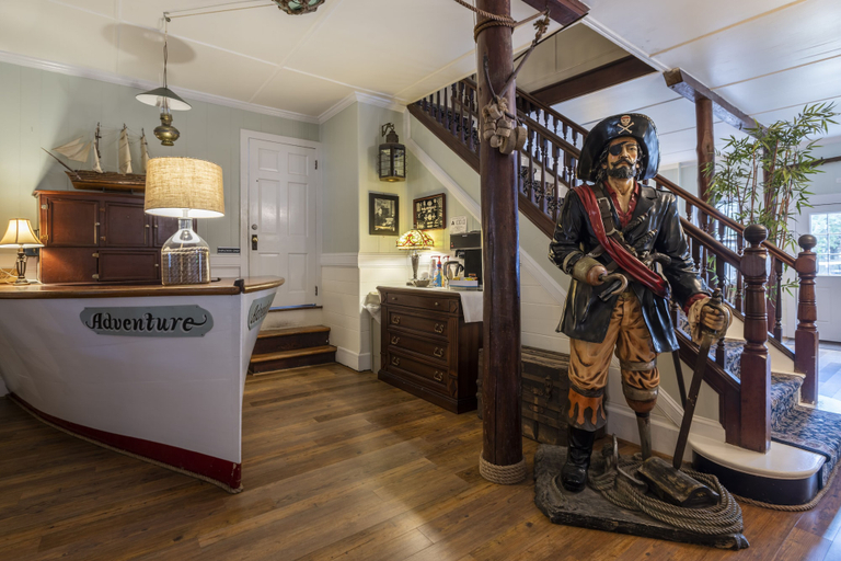 Food & Drinks 5, Blackbeard's Lodge, Hyde