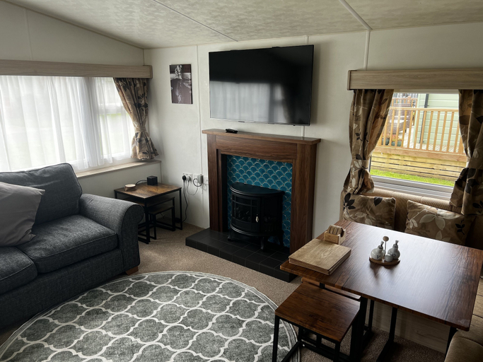 Others 5, Relaxing and Quiet Holiday Cabin, Sleeps 4, Northamptonshire