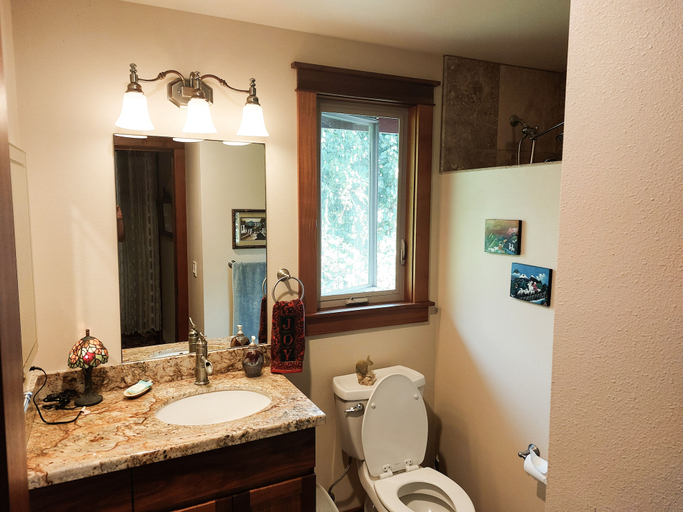 Bathroom 4, Kona Palace in Captain Cook, Hawaii