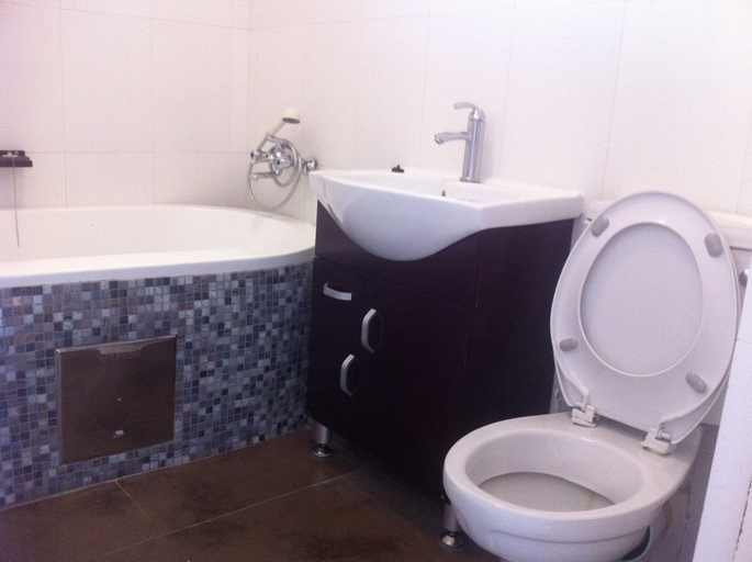 Bathroom 3, Khwee Sands Lodge, Lethlakane