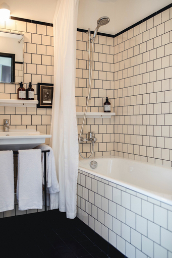Bathroom 4, Le Barn, Yvelines