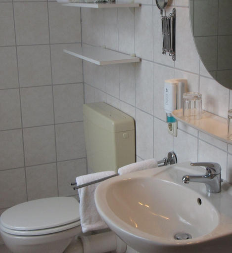 Bathroom 5, Neuenkirchener Hof, Heidekreis