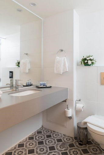 Bathroom 5, Americana Hotel