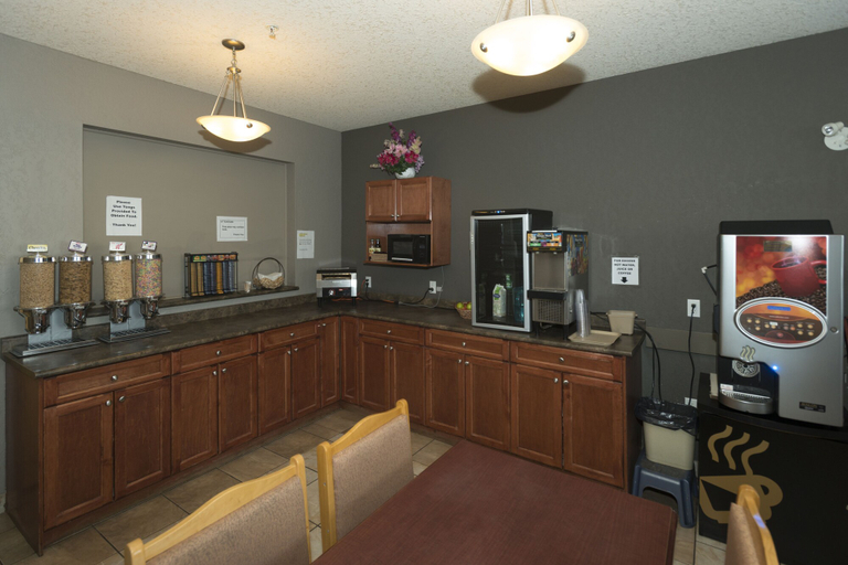 Food & Drinks 4, Lakeview Inns & Suites - Fort Nelson, Northern Rockies