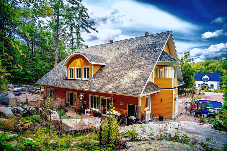 Exterior & Views