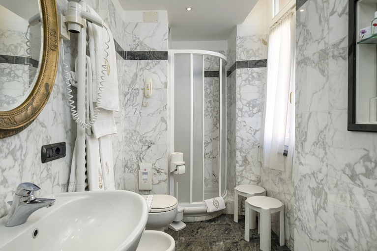 Bathroom 4, Hotel Due Mari, Genova