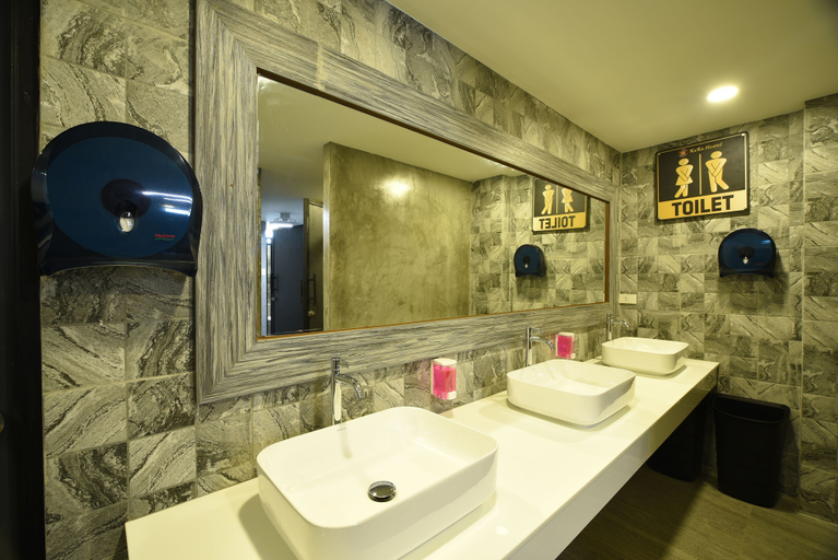 Bathroom 4, KOKO Hostel- Adults Only, Mueang Krabi