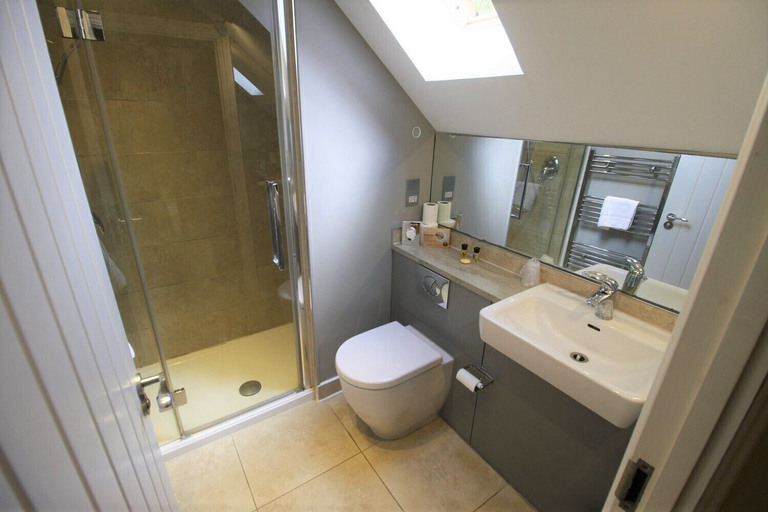 Bathroom 3, The Sun Inn, Swindon