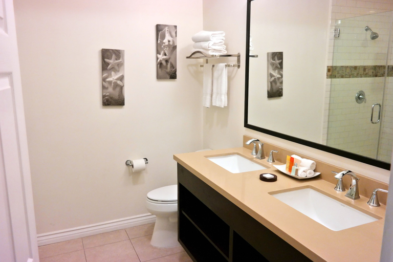 Bathroom 4, Malibu Country Inn, Los Angeles