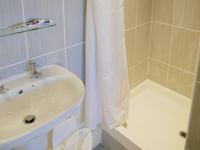 Bathroom 4, The Saracens Head Hotel, Swindon