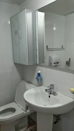 Bathroom 3, Popcorn Hostel Nampodong, Jung
