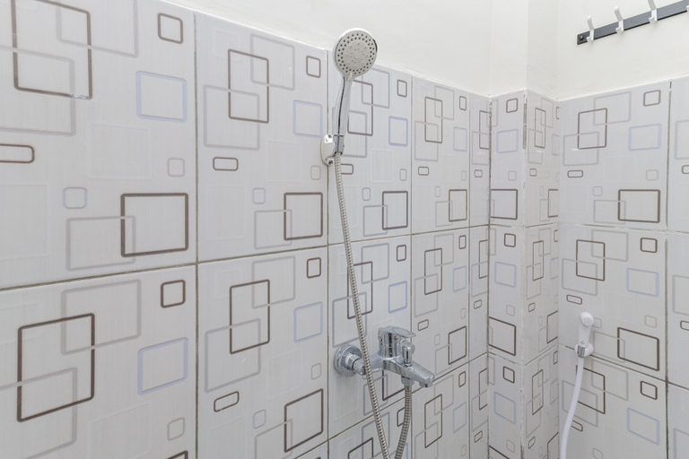 Bathroom 4, RedDoorz Syariah near GOR Bung Karno Nganjuk, Nganjuk