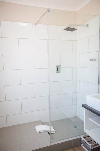 Bathroom 5, The New National Lodge & Conference, City of Cape Town