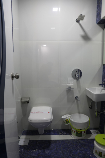 Bathroom 4, Hotel Pearl, Thane