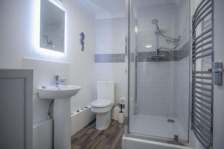 Bathroom 4, Castle Cove - 1 Bedroom Apartment - Tenby, Pembrokeshire