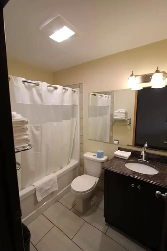 Bathroom 3, Masterson's Motel, Lennox and Addington