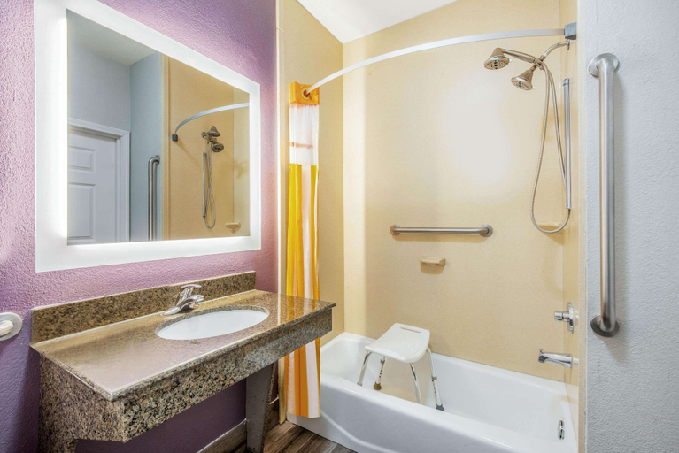 Bathroom 4, La Quinta Inn & Suites by Wyndham Gainesville, Cooke