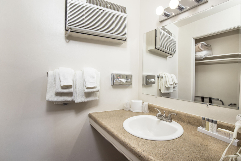 Bathroom 5, Aiken's Lodge, Kane