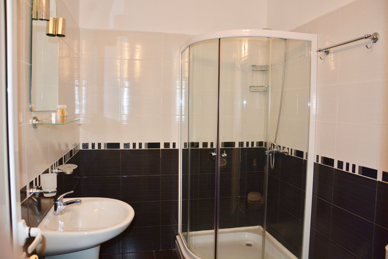 Bathroom 5, Rainbow 1 Holiday Complex, Nesebar