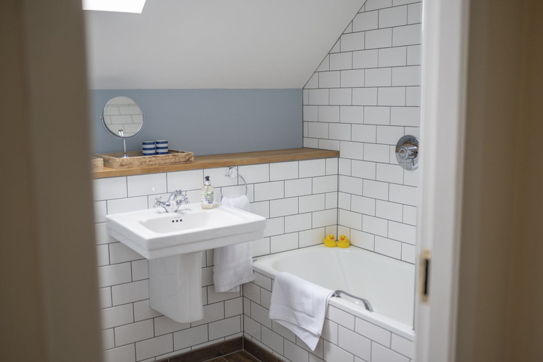 Bathroom 4, Saplinbrae Hotel and Lodges, Aberdeenshire