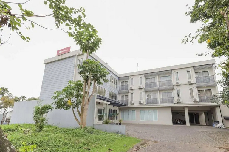 Exterior & Views 2, RedDoorz Plus @ Riverside Malang, Malang