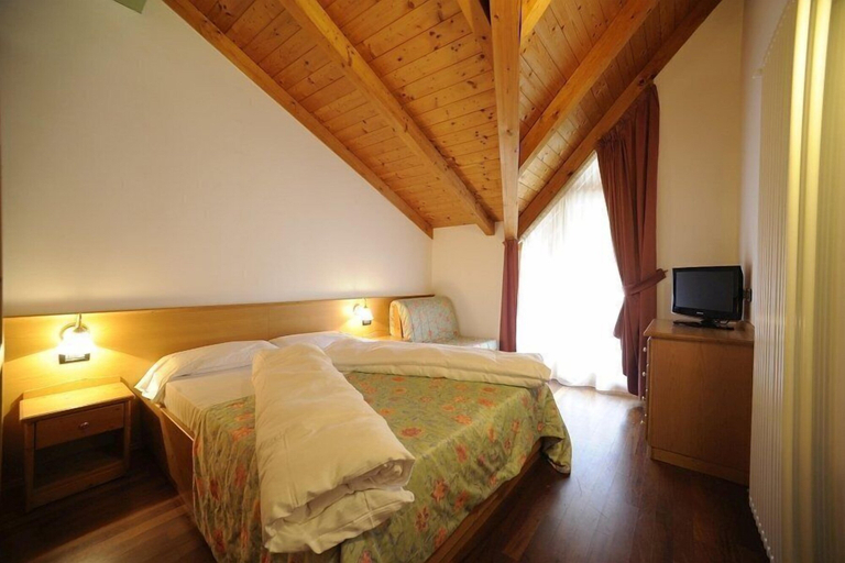 Bedroom 2, Residence Kristall, Trento
