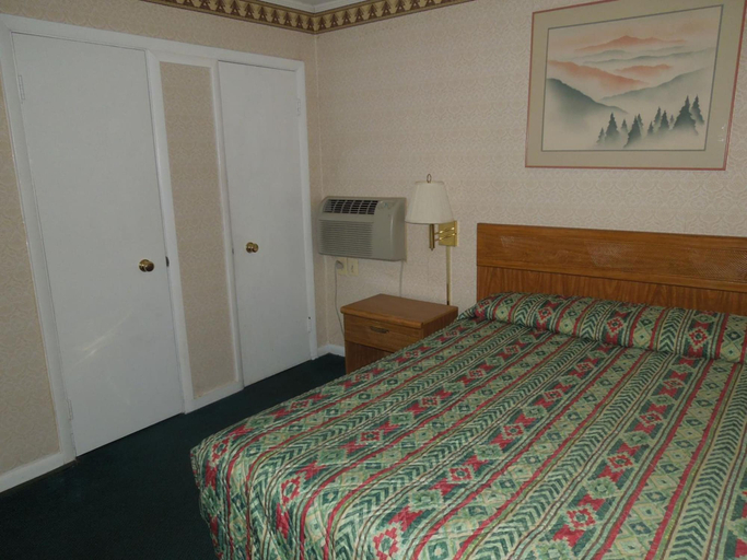 Bedroom 3, Value Inn, Monroe