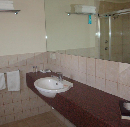 Bathroom, ibis Styles Adelaide Manor, Adelaide