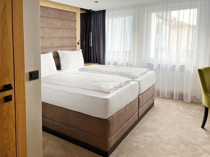 Bedroom 3, DORMERO Hotel Reutlingen, Reutlingen