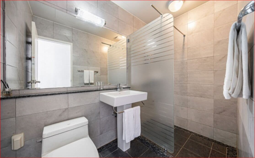Bathroom 4, Hotel White House, Jeju
