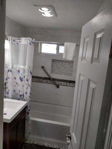 Bathroom 3, Holiday Motel, Deschutes