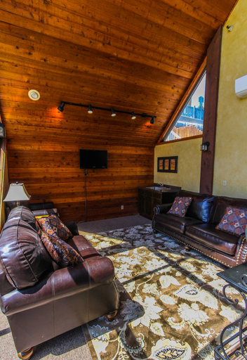 Others 4, Skiers Lodge, Summit
