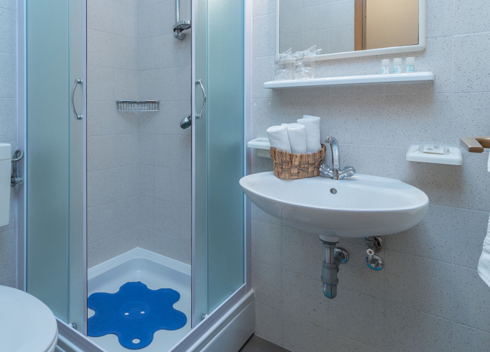 Bathroom 4, Apartments Vojin, Okrug