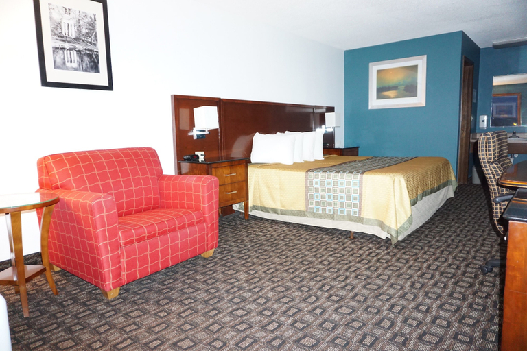 Bedroom 4, Lakes Inn, Benton