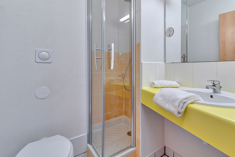Bathroom 5, B&B HOTEL Pau Lescar, Pyrénées-Atlantiques