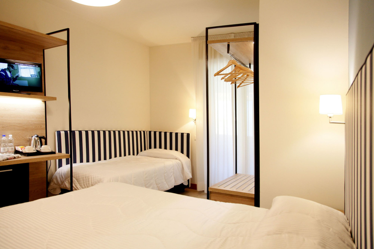 Bedroom 3, Hotel Majorca, Rimini