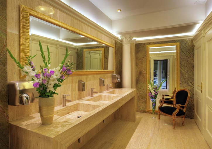 Bathroom 4, Hotel im. Jana Pawła II, Środa Śląska