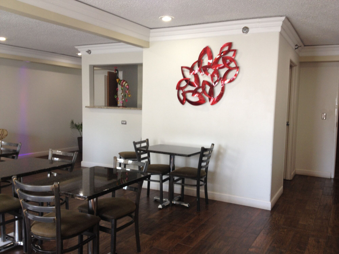 Food & Drinks 5, Days Inn by Wyndham Great Lakes Naval Base, Lake