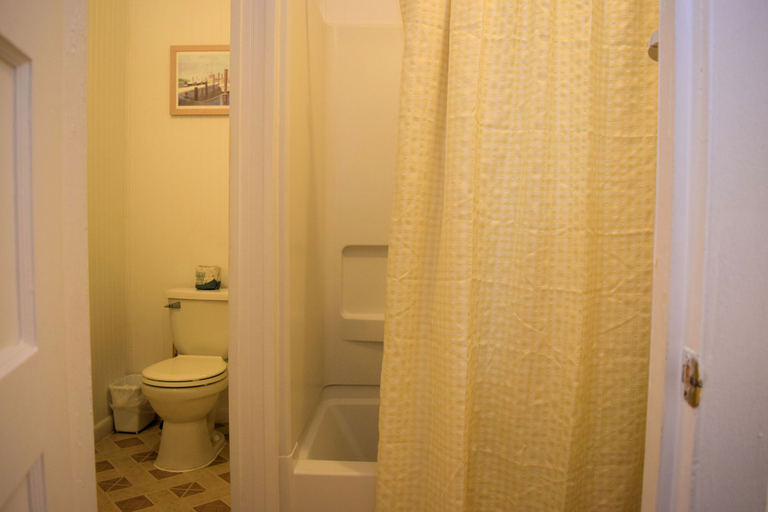 Bathroom 4, Blackbeard's Lodge, Hyde