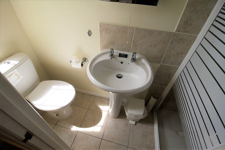 Bathroom 3, The Saracens Head Hotel, Swindon