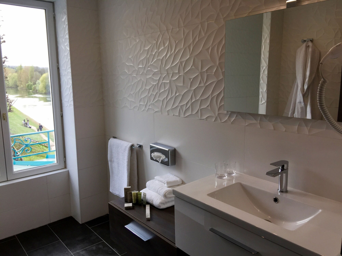 Bathroom 5, Hotel Restaurant L'Esturgeon, Yvelines