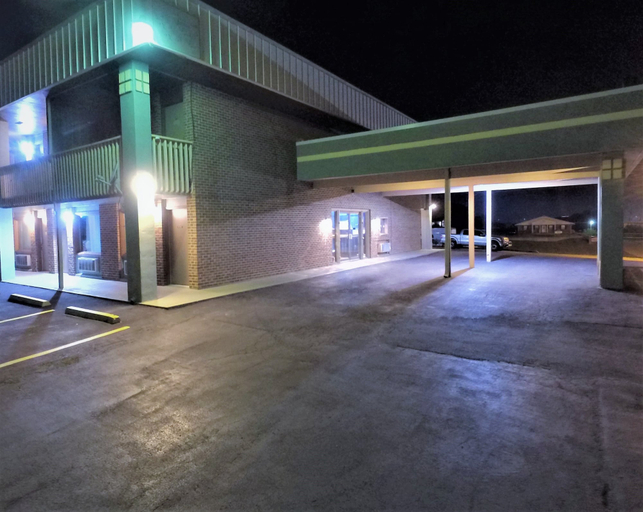 Exterior & Views 3, Lakes Inn, Benton