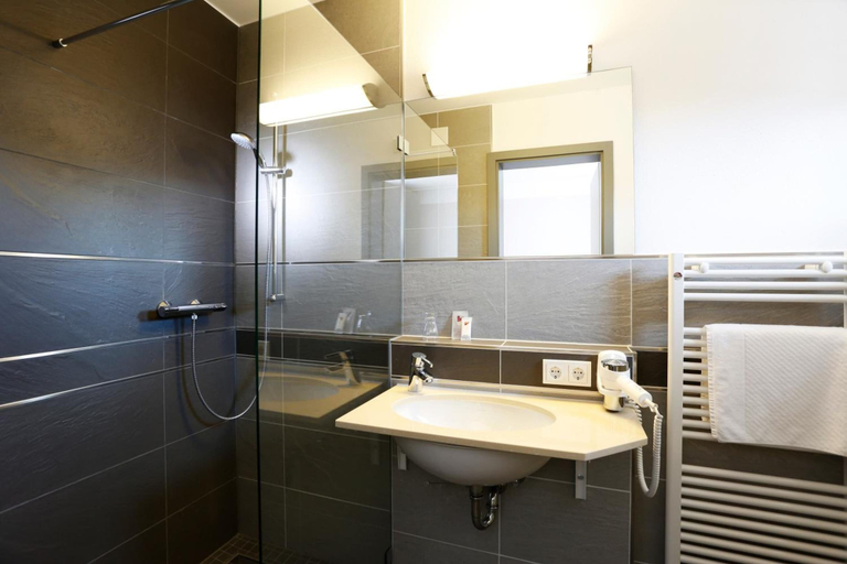 Bathroom 5, Hotel Restaurant Sachsenross, Northeim