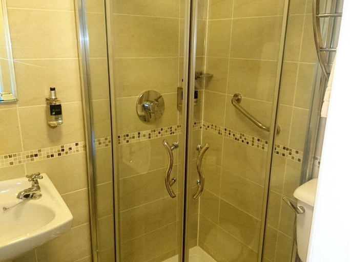 Bathroom 3, The Beach Day's Bar & B&B