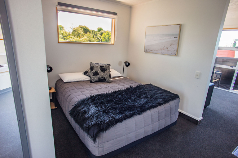 Bedroom 2, The Kaka Point Motels, Clutha
